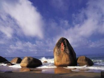 <海島盛宴三亞雙飛五日游>（海口往返）1晚海島沙灘酒店、1晚180°海景房、一次旅行多重體驗！